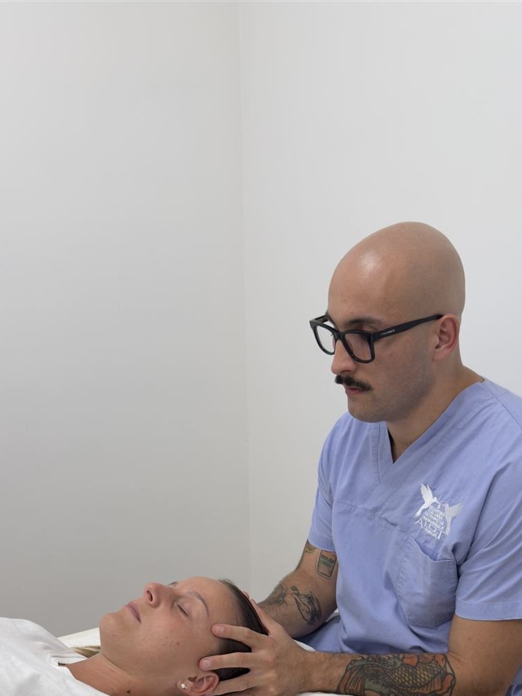 Nicolò Bucosse durante un trattamento di osteopatia cranio-sacrale